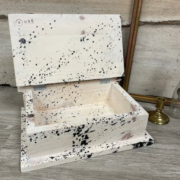 Small unique upcycled wood chest for jewelry and letters_ Home decoration - Picture 3 of 4